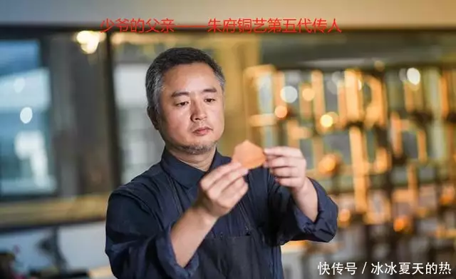 坐迈巴赫高考少爷总分700!家庭背景被曝,评论区笑死李湘王岳伦带15岁女儿逛古寺,母女同穿黑色大衣很养眼 坐迈巴赫高考少爷总分700!家庭背景被曝,评论区笑死李湘王岳伦带15岁女儿逛古寺,母女同穿黑色大衣很养眼