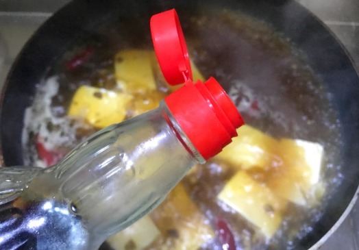 香料|炖豆腐时,往锅里扔这2味香料,炖出来的豆腐又香又嫩,超美味!