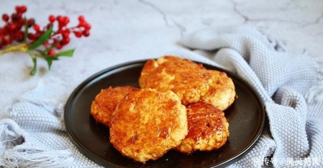 1块豆腐,1块鸡胸肉,就能轻松做成的鸡肉豆腐堡。营养味道好