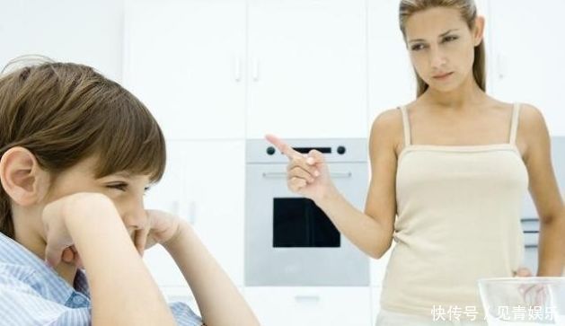 妈妈睡觉时被哭声吵醒, 顺着声音找到厨房后, 眼前的画面把她气哭