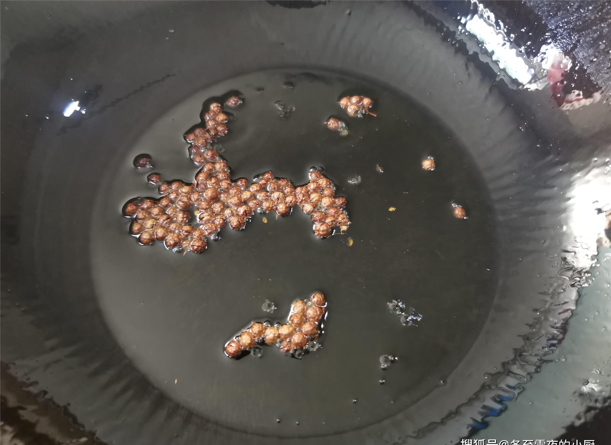 水煮干豆腐家常做法,包菜脆嫩,干豆腐劲道爽滑,不放肉也好吃