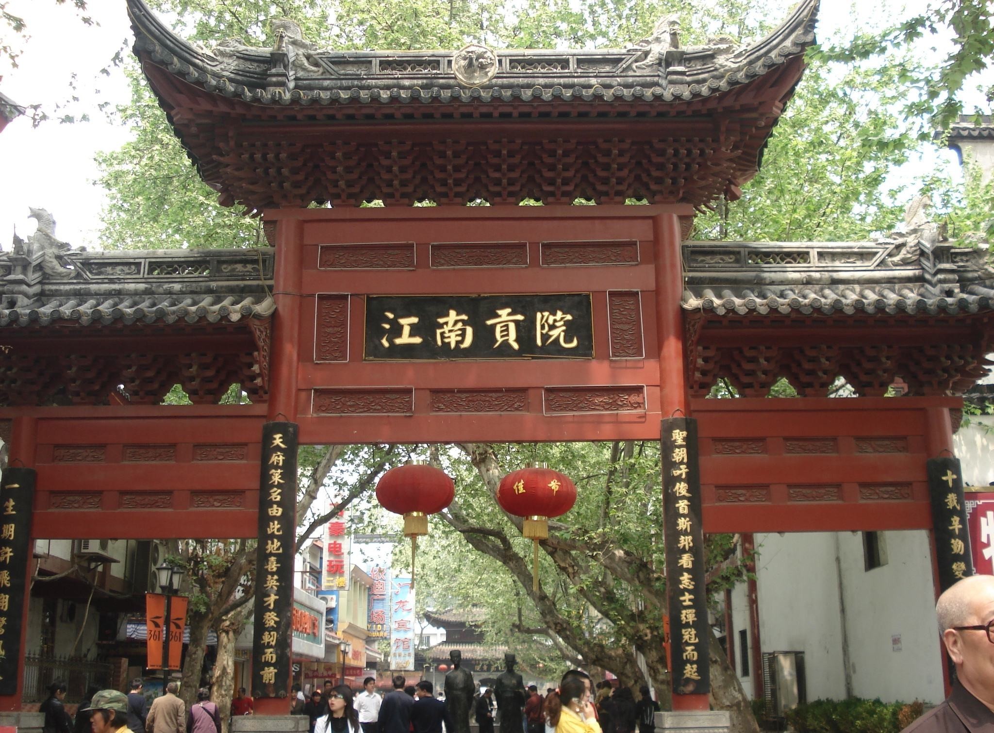 考生肩扛一个麻袋参加考试,皇帝看见先怒后喜,下令:状元就是他