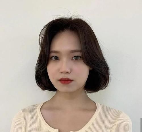 别再披头散发了！2021年这4款发型才够美够撩人