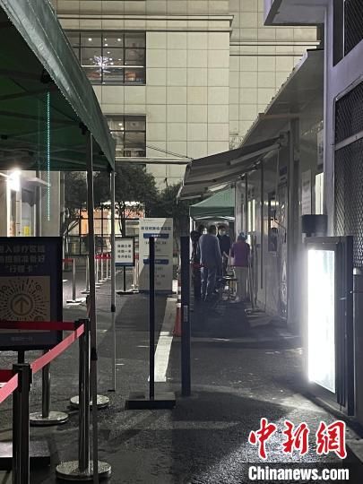 医院|探访杭州核酸检测点：排队高峰多在夜间 医院24小时运转