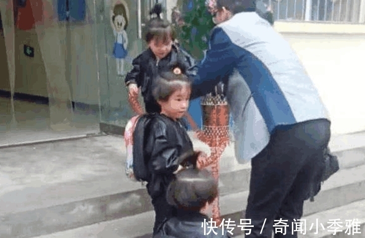 夫妻俩|爸爸接四胞胎放学犯了愁, 看到爸爸手里的东西, 老师忍不住笑了!