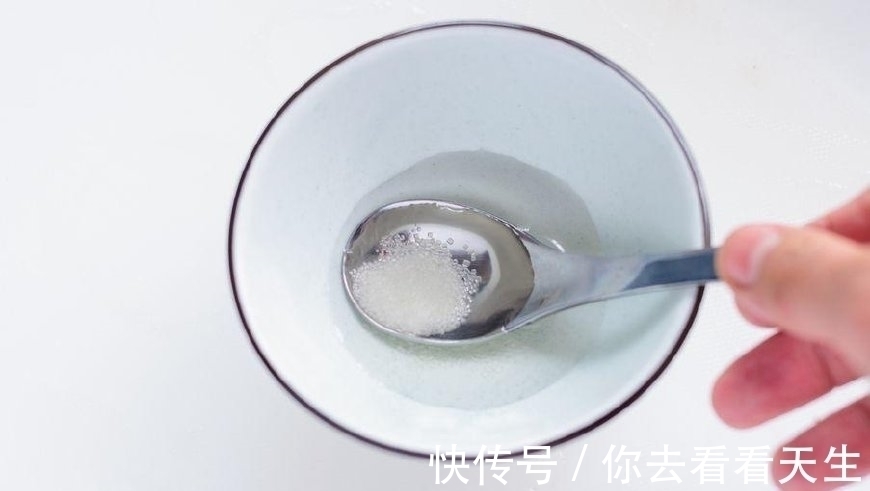 护肤品 别买昂贵的护肤品了，睡前涂点厨房里的它，三次皮肤亮白年轻十岁