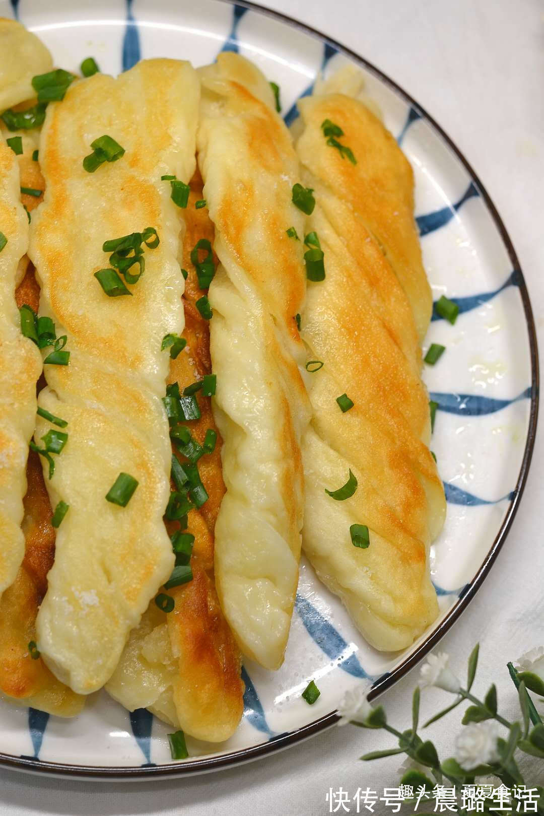 自从学会这早餐，儿子就迷上了它，卷一卷煎一煎，蓬松酥脆香喷喷