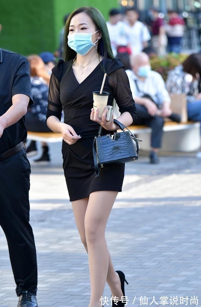 妹子 随便穿搭的连衣裙展现时尚风情,给你恰到好处的清凉,吸引视线!