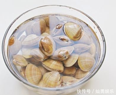 不用|蛤蜊不用炒,放入水中煮,只加盐一种调味料,肥嫩多汁,鲜到吮指