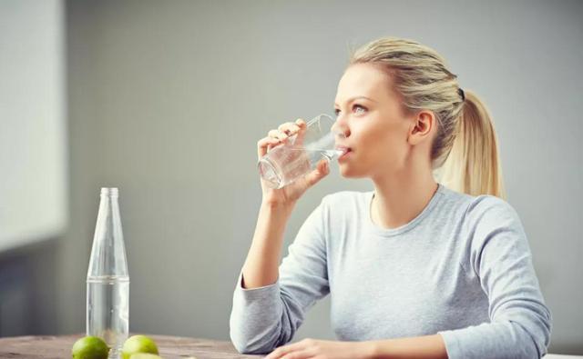 身体|长期喝茶与只喝白开水的人，哪种人的身体素质更好？