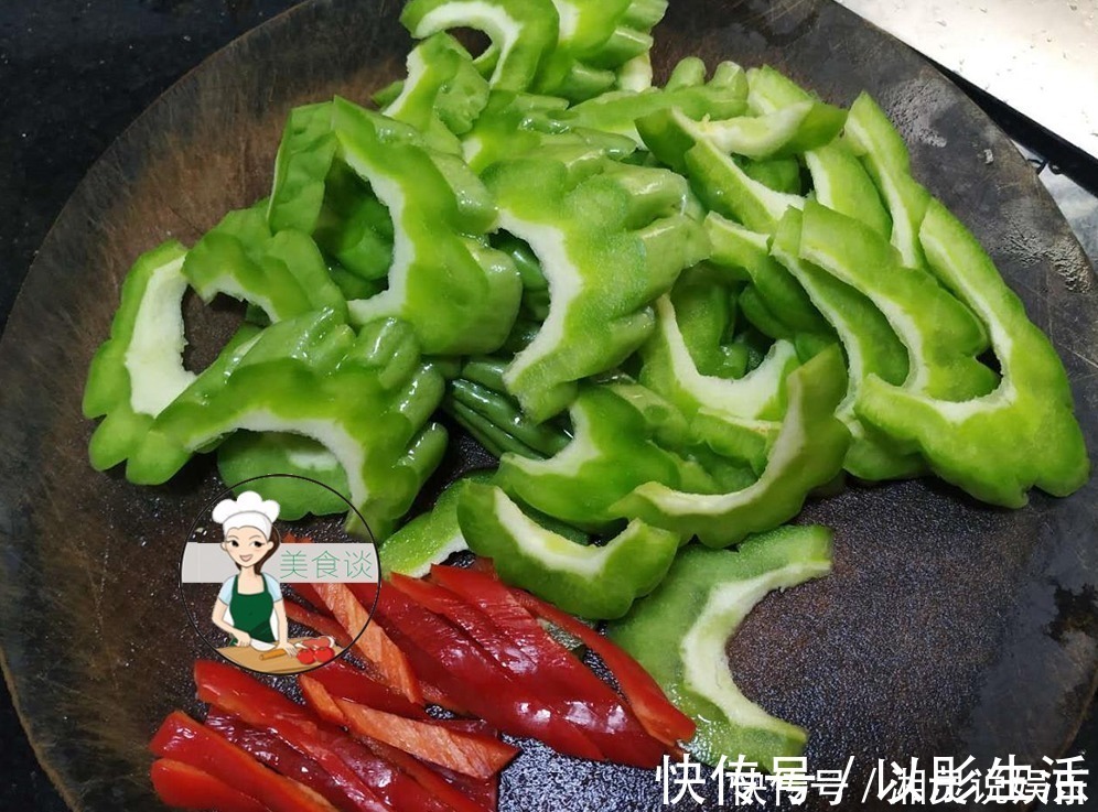 红辣椒|炒苦瓜时别直接下锅,多做一个步骤,苦瓜更脆还不苦,热天吃最香