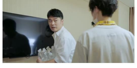 邓超、陈赫和鹿晗去帮彭彭收拾行李，连酒店的沐浴露都不放过？