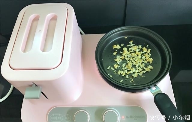 夏天鸡爪最好吃的做法,酸辣爽口入味,下酒下饭,越啃越过瘾