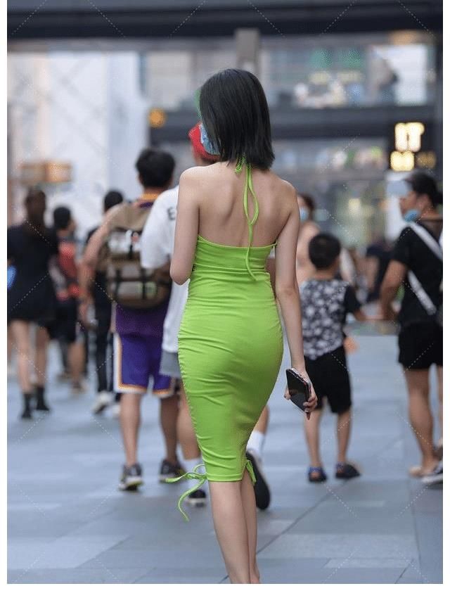 美女|穿衣要优雅，一条合身的裙子就够了，舒适还显身材
