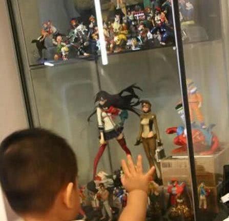 小朋友|儿子去亲戚家摔坏一柜手办,妈妈开始不以为然,看到账单后懵了