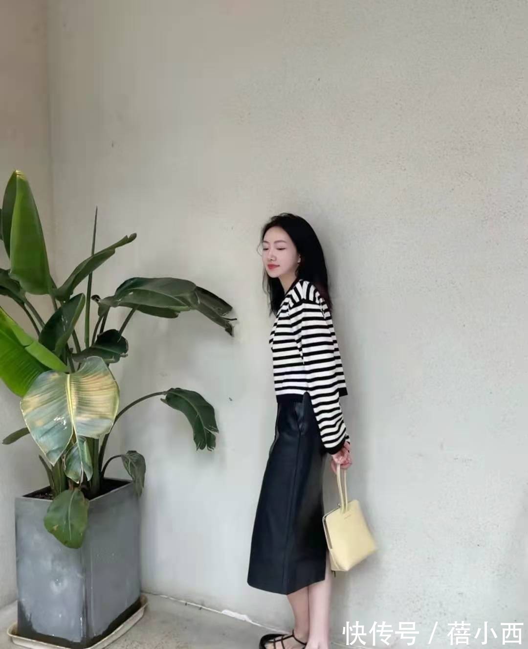 条纹|女人不管多少岁,学会这样搭配“针织衫”,时髦、优雅告别老气