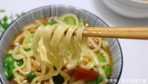早餐吃不够,晚餐还想吃,这碗面滑溜又筋道,明天就吃它