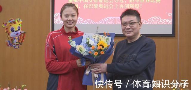 刁琳宇|女排主帅壮行会,张常宁戴婚戒出席,队长龚翔宇献花,蔡斌离苏