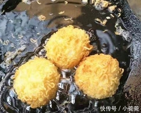  剩米饭并不是一定要炒着吃，做成小零食也很讨喜呦，小孩子的最爱