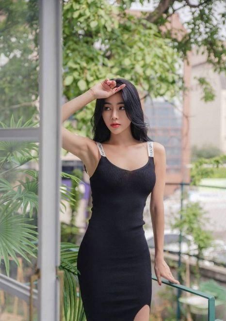  颜值|身穿吊带裙的小姐姐，颜值高会打扮，勾勒出完美身材