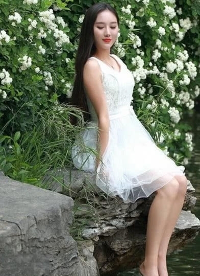 身穿|清纯小姐姐,身穿白色连衣裙,宛如仙女下凡!