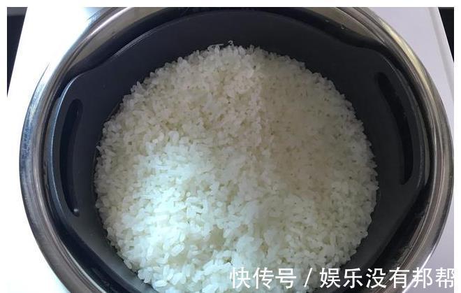 黄瓜|米饭这样做，比煲仔饭还好吃，简单美味，挑食的孩子都要吃一大碗