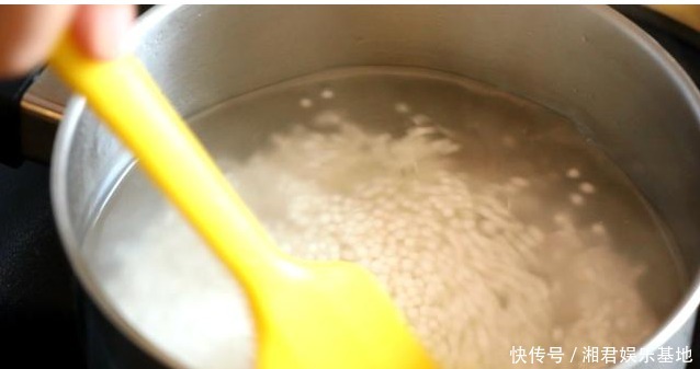 倒入|甜品店仙草水果捞的秘制配方,做法简单,清热降暑,成本才几块钱