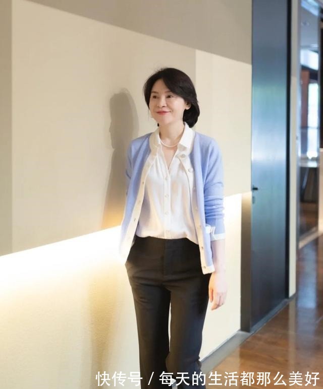 构造 奔六的女人会搭配更有魅力,学习她的减龄穿搭术,时尚优雅很高级!