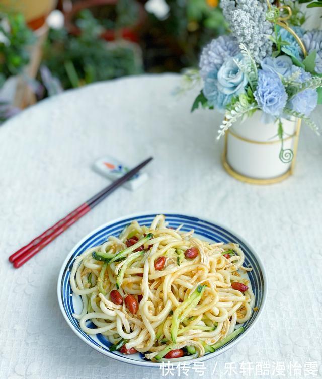 主食|夏天必备清爽主食鸡丝凉面，拌一拌10分钟上桌，酸辣又开胃