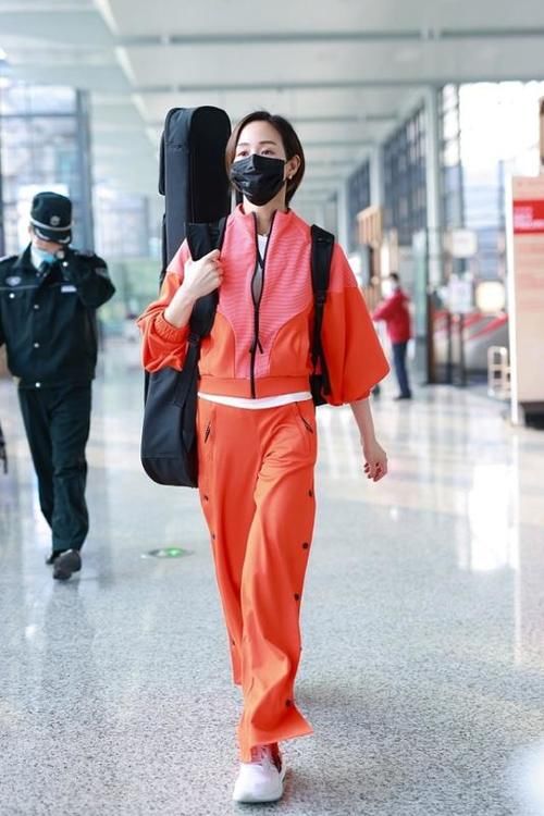 双腿|张钧甯私下气质少女减龄，紧身牛仔裤勾勒肉感双腿，休闲感好强