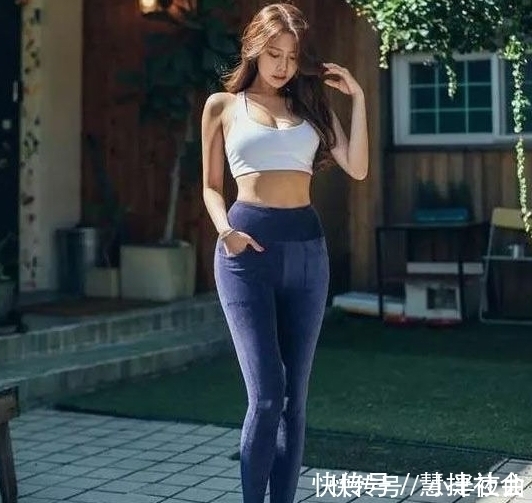 小哥哥 紧身打底裤也能穿出多种姿态,展示女性高雅的气质!