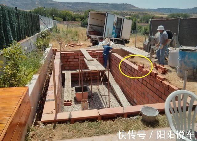 砂浆|拥有一个院子,花3万块垒2米多深的红砖框架,铺钢筋现浇个泳池