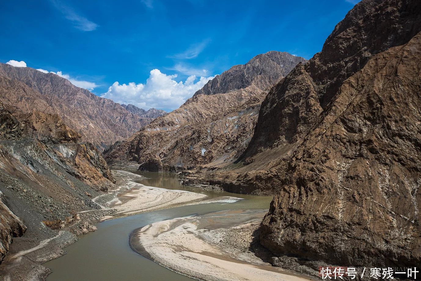 在新疆，人们常说：不到新疆不知中国有多大，不到新疆不知中国有多美。不过今天我要加一句：不到喀什不算到新疆，不走塔莎古道不算自驾越野。是的，此次喀什自驾之旅让我对新疆又有了新的认识，特别是走完塔莎古道，让我感受到了新疆那气吞山河的壮美风景，也让我感受到了人类的渺小与大自然的强大，人类在欣赏自然之美、探索自然、利用自然，更要对大自然有敬畏之心。塔莎古道，一条令人胆战心惊的古道。 
