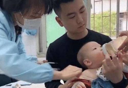 萱萱|2岁女儿打完预防针后,非要找医生“报仇”,爸爸忍不住笑翻了