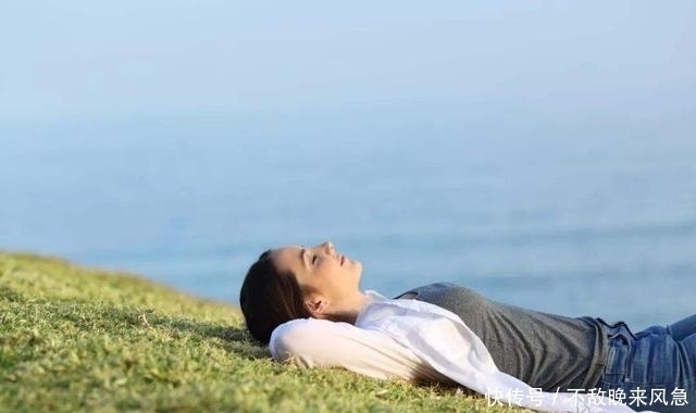 长寿|睡不好难长寿，失眠的老年人睡前常做1件事，缓解焦虑助睡眠