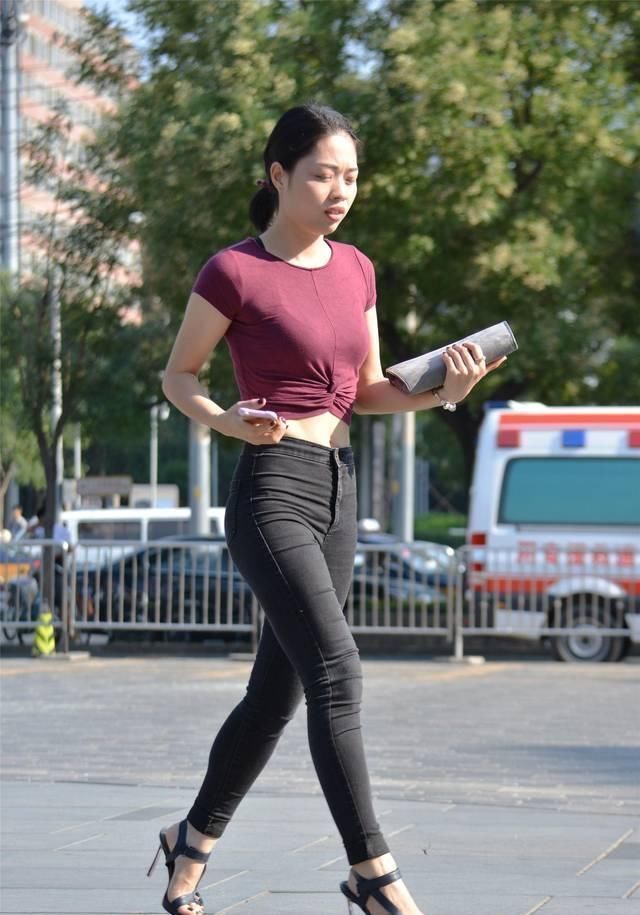 健身|修身牛仔裤搭配细高跟凉鞋,姑娘的搭配很显身材