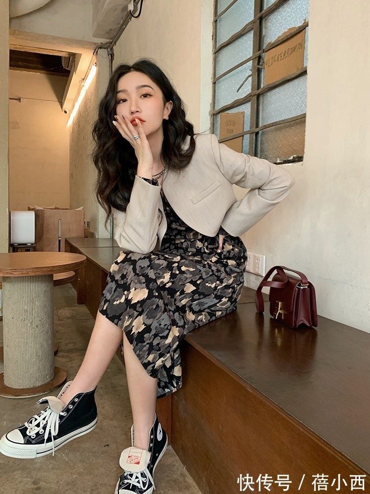 西装|真正有品味的女人，入秋第1套搭配首选“外套+裙子”，时髦又高级