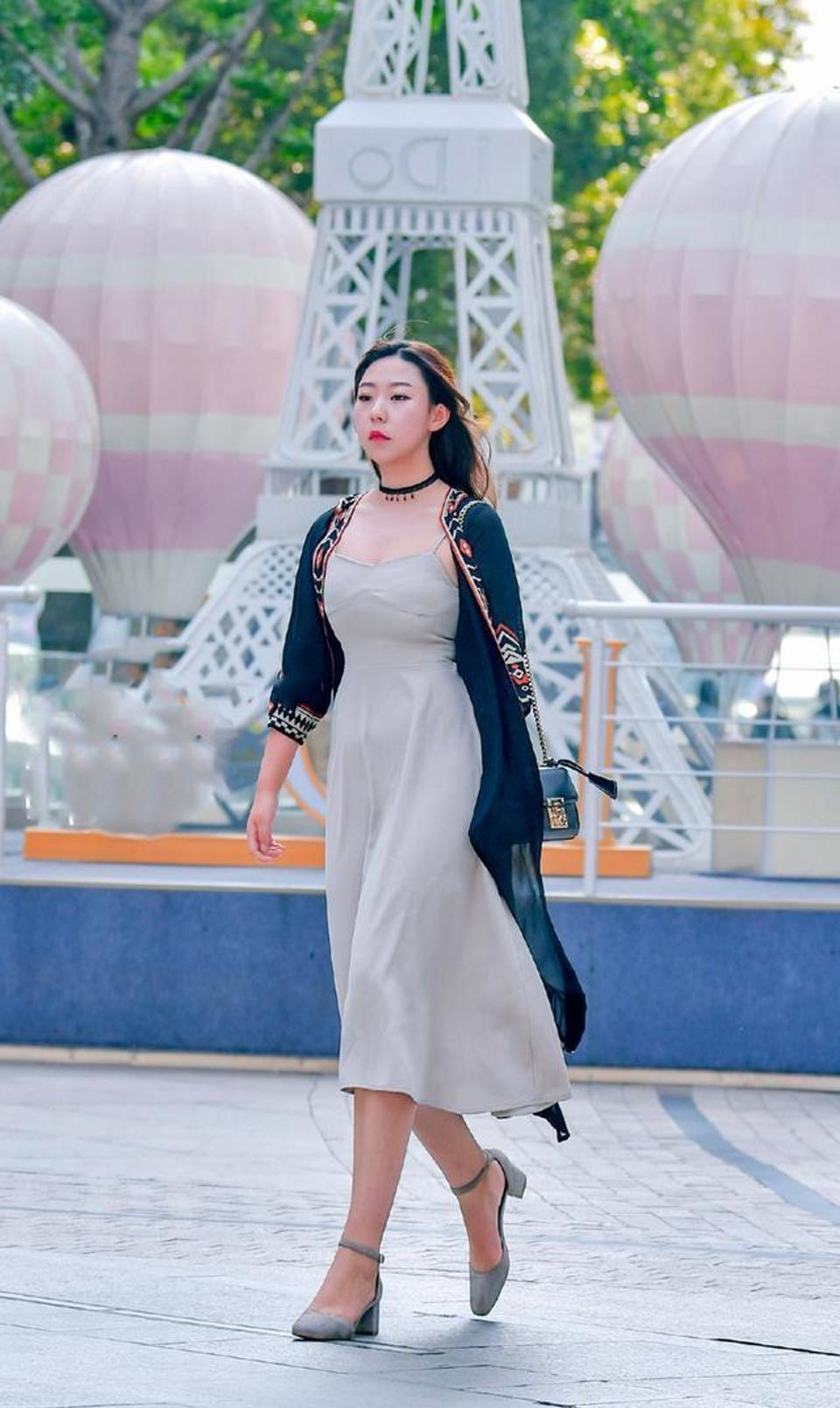 简洁|靓女搭配一双浅色尖头高跟鞋, 简洁大方又不失优雅