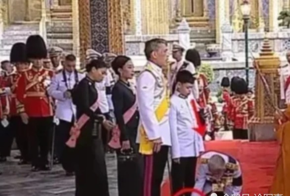 从小|从小被玛哈另眼相待,提帮功让侍卫系鞋带不什么,大典当中打哈欠没规矩