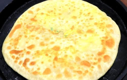 家庭早点鸡蛋灌饼升级版,面里动一下“手脚”保证鼓起不破皮