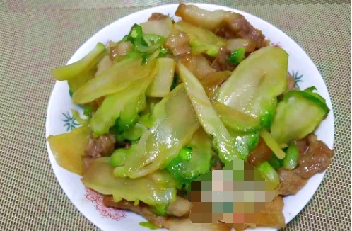 猪肉|这菜以前不懂都扔掉了,搭配猪肉一起炒,脆嫩爽口,炒一盘不够吃