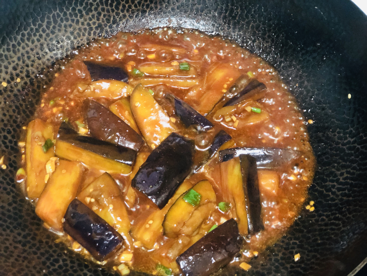 现在才知道，炒茄子不能先放油，教你一招，茄子不吸油不发黑