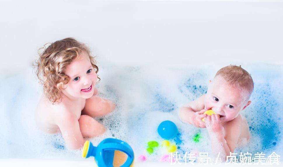 儿科医生|刚出生的宝宝天天洗澡?别掉到“坑”里去了,这样洗才健康