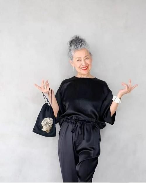年纪大要学会优雅，看日本老太太时髦穿搭，每一套都是借鉴模板穿搭技巧＂奶奶辈＂的搭配模板