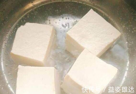 鸡蛋和豆腐是在鸡蛋卷做的，就连老厨师也点头称赞这道美食