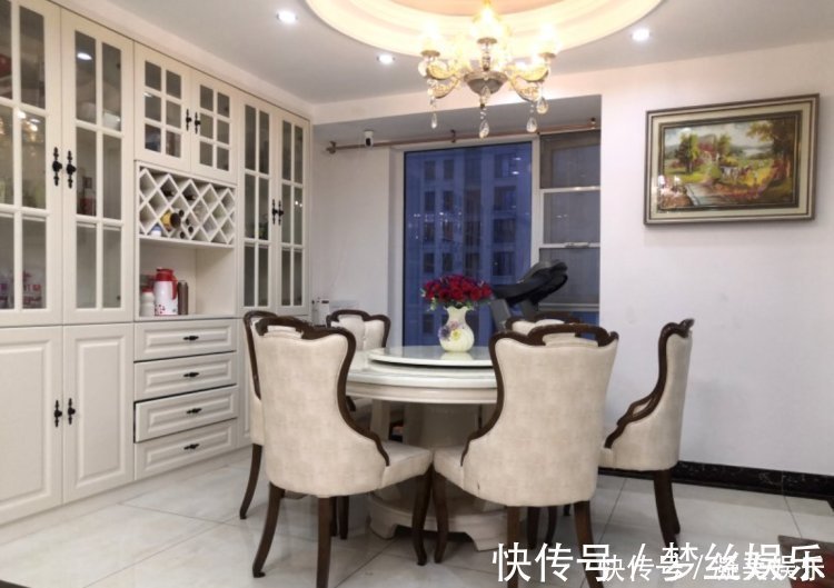 小房间|参观140㎡大婚房,朋友都夸餐边柜有档次,我却更喜欢主卧的飘窗