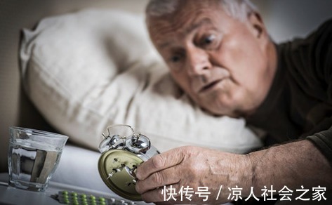 营养师|家里老年人经常失眠？营养师：这5种食物营养健康，可缓解失眠