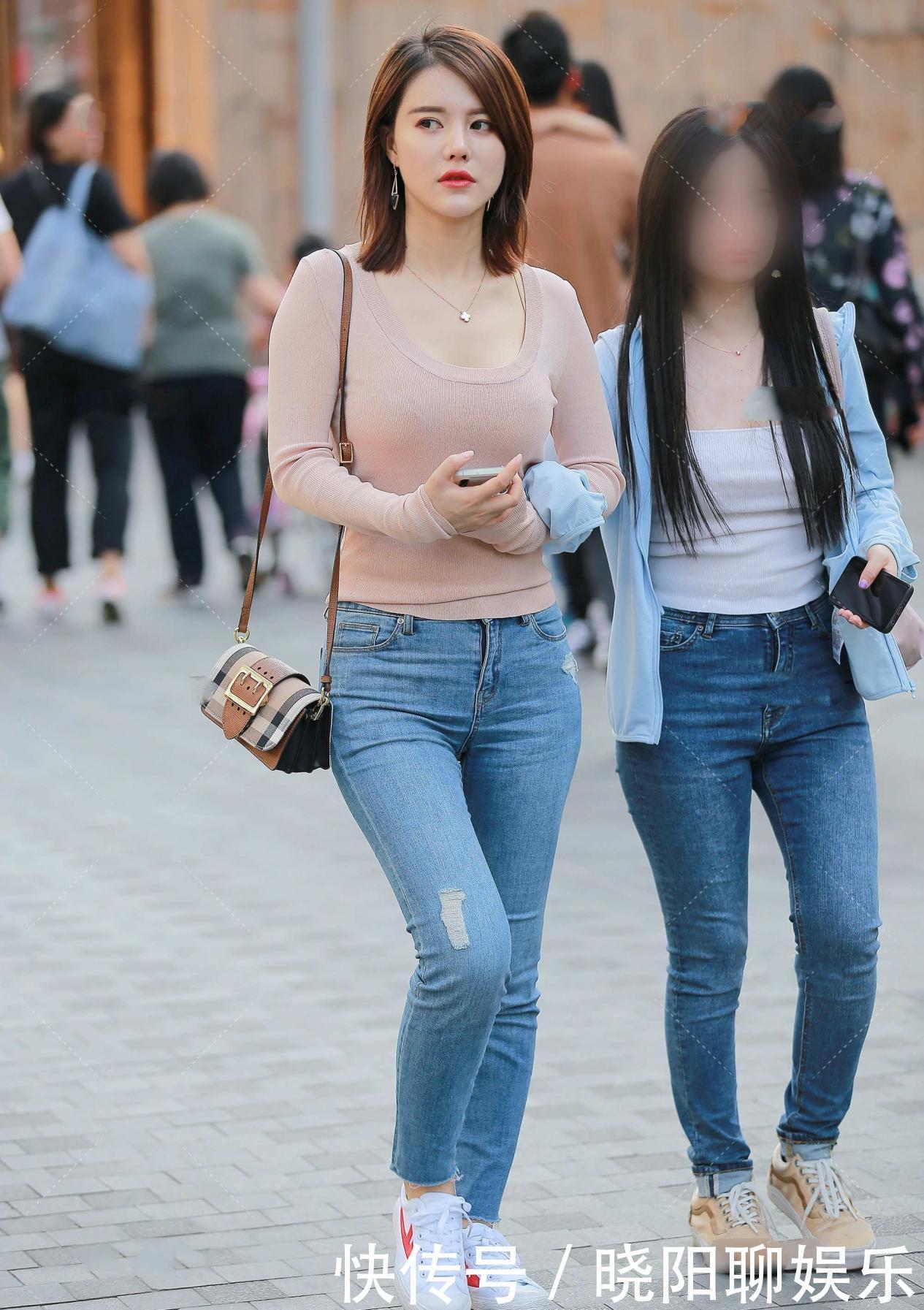 青春感|清新自然的牛仔裤，搭配一款简单大方的修身上衣，尽显优雅范儿
