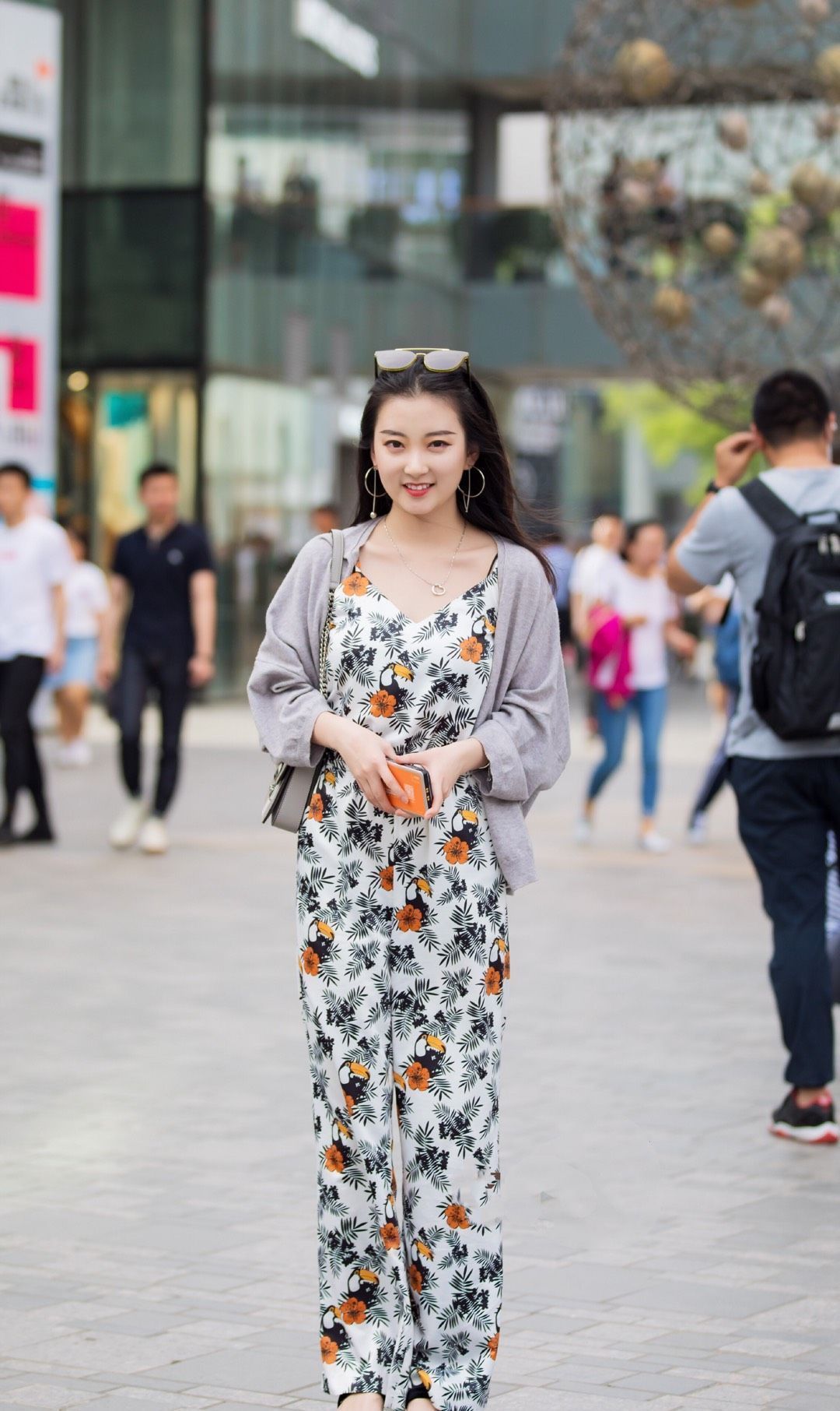 街拍小姐姐一件简单的T恤搭配牛仔短裤,少女感十足