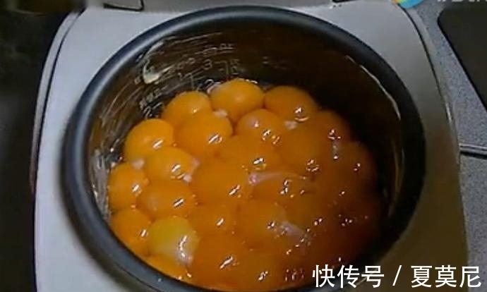电饭锅|小伙将几十个个鸡蛋黄放到电饭锅里煮，出锅后，十分的惊艳